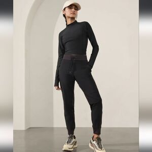 Athleta headlands hybrid trek jogger Black Jogger Pants Size 8 Mid Rise